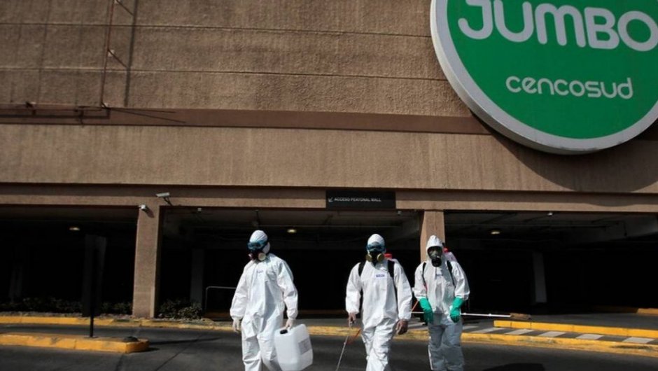 Supermercado Jumbo ubicado en el Mall Alto Las Condes debió ser desinfectado después de que una mujer con Covid-19 ingresara. (Foto: TVN). 